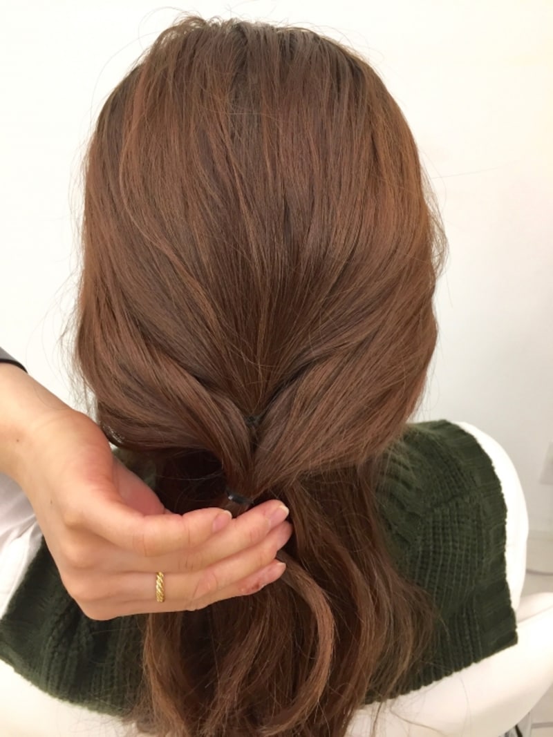 オフィスでもOK!低めの簡単まとめ髪