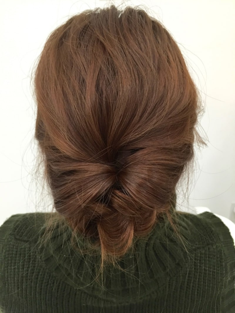 オフィスでもOK!低めの位置で丸め込む簡単まとめ髪