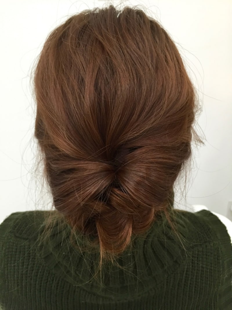 オフィスでもOK!低めの位置で丸め込む簡単まとめ髪