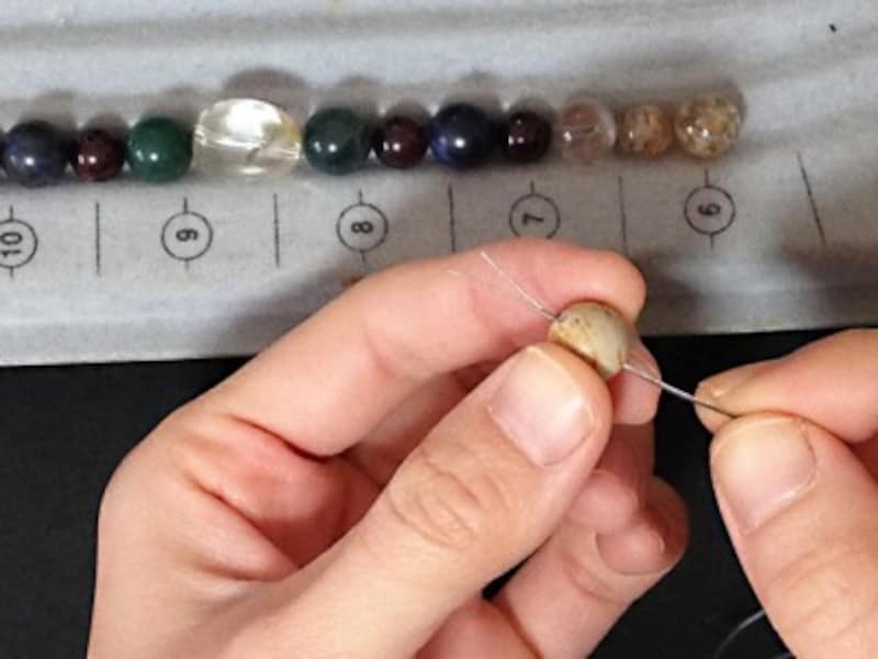 ビーズは1つずつ丁寧に通しましょう