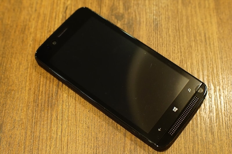 本体。4.5インチディスプレイで持ちやすいサイズ。