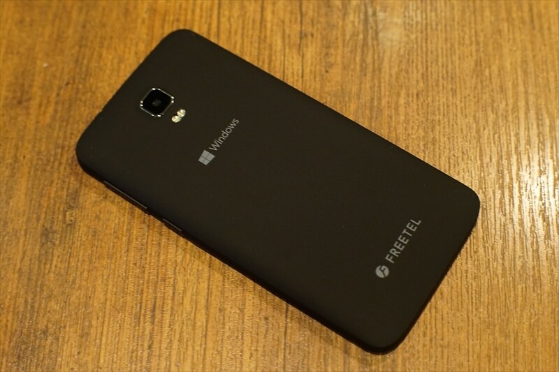 背面。WindowsとFREETELのロゴが入っています。