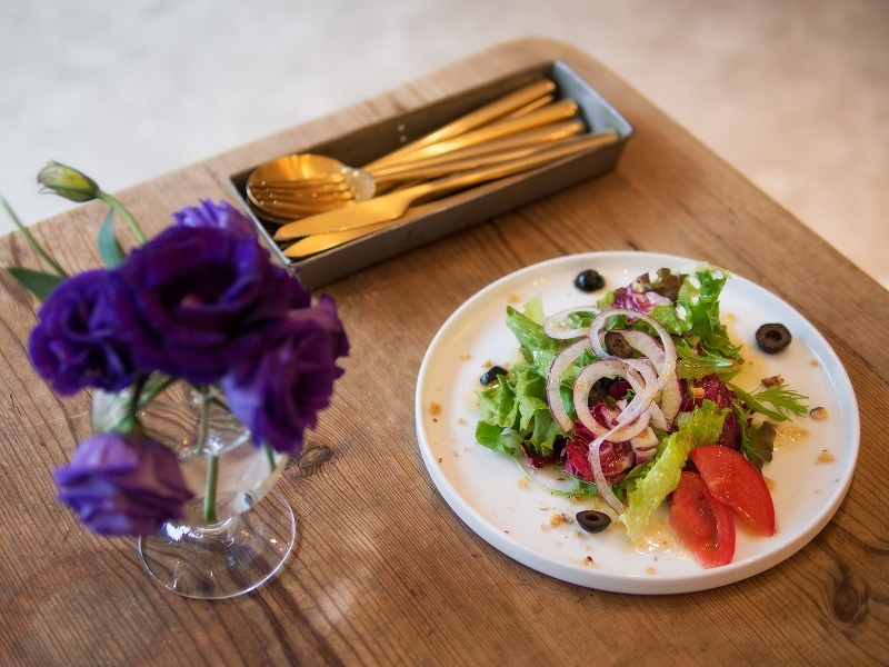 ランチのカレーはサラダから始まります。