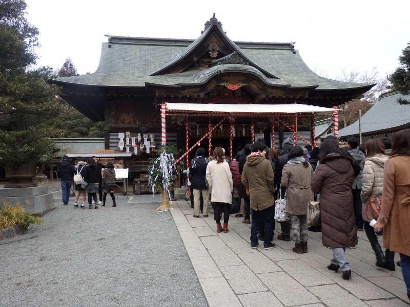 本殿正面の石畳の道を埋め尽くす参詣者