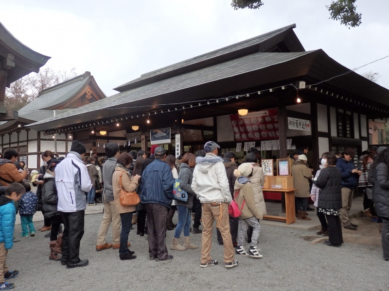 ユニークなおみくじや絵馬が並ぶ売店