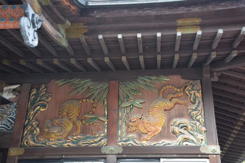 本殿正面の壁に描かれる左甚五郎作の「子宝・子育ての虎」