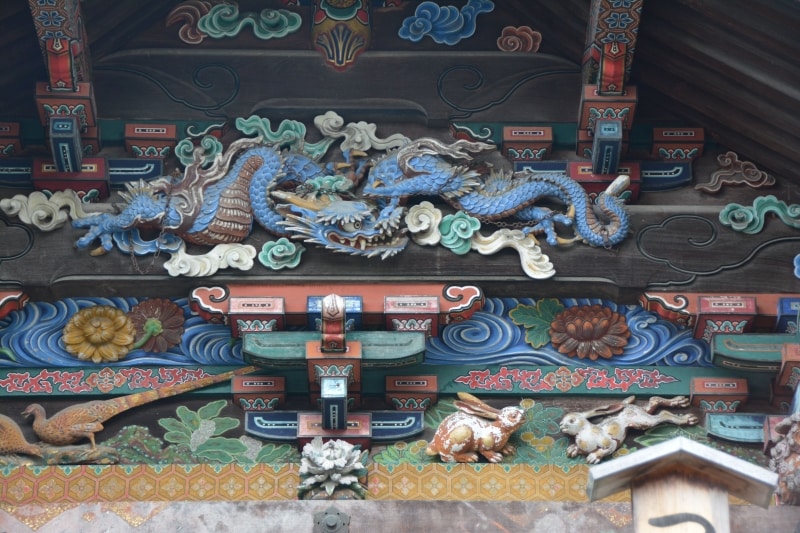 本殿東壁面に刻まれた左甚五郎作の「つなぎの龍」