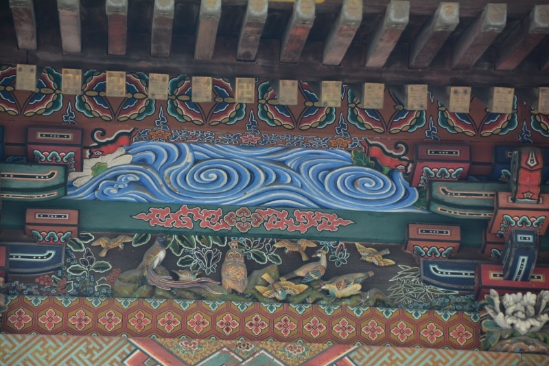 本殿北壁面で首をひねる「北晨の梟」