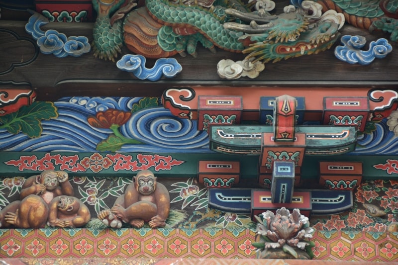 本殿西壁面から飛び出してきそうな「お元気三猿」