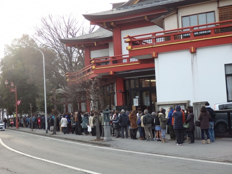 2015年1月1日15:02撮影。秩父駅から神社に向かう初詣客の行列の最後尾