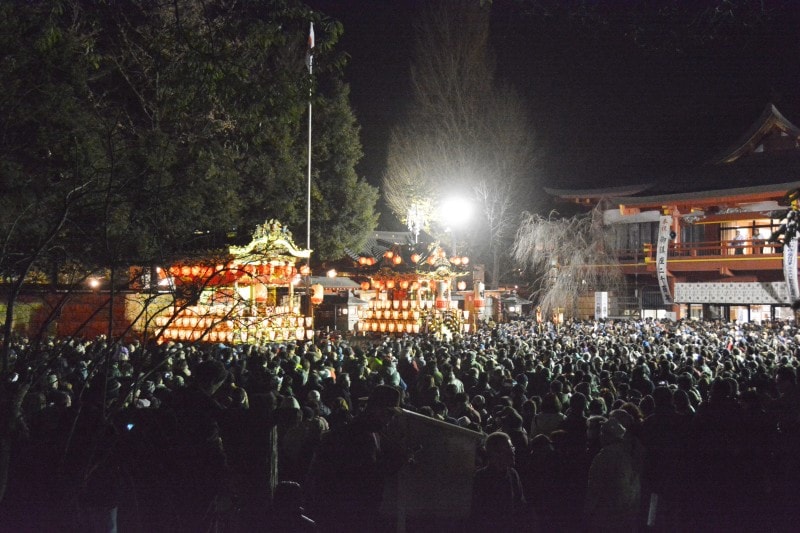 御神幸行列スタート直前の秩父神社境内