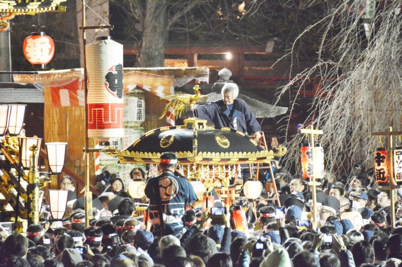 御霊を抱いて秩父神社から町に繰り出す神輿