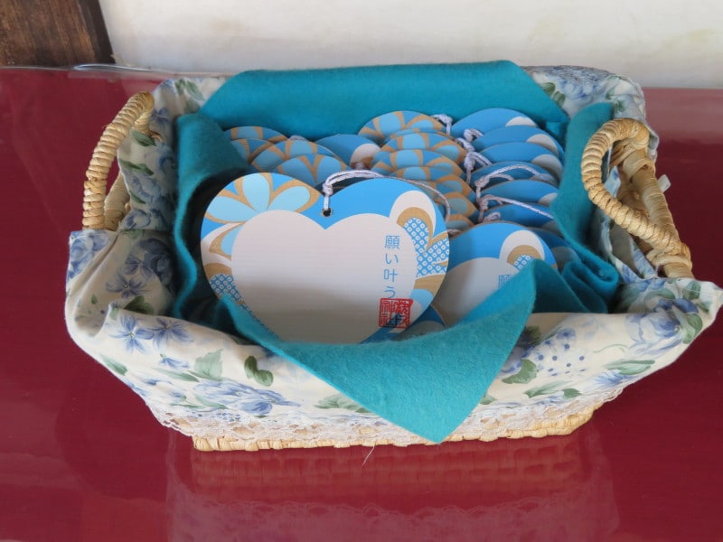 恋愛成就を願うハート型の「願い叶う」絵馬