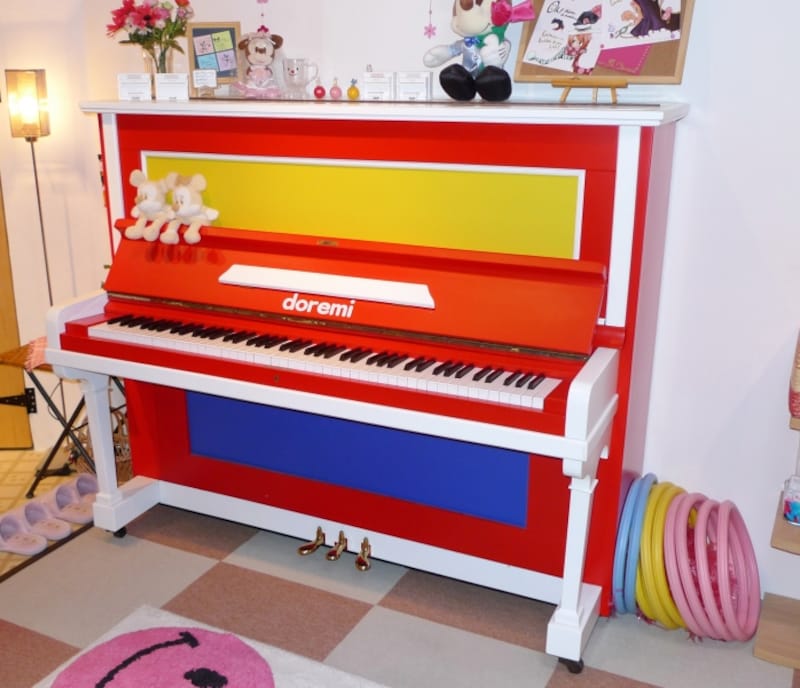 カラフルなリメイクピアノの写真