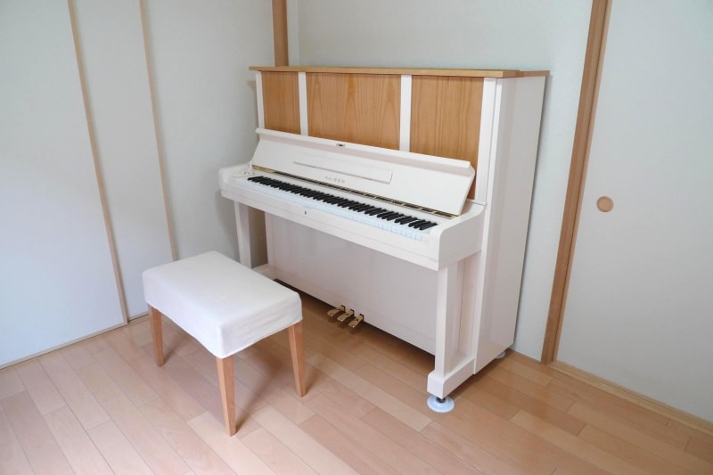 ホワイトと木のリメイクピアノの写真