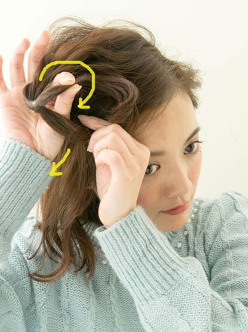 髪がからまらないように穴に通します