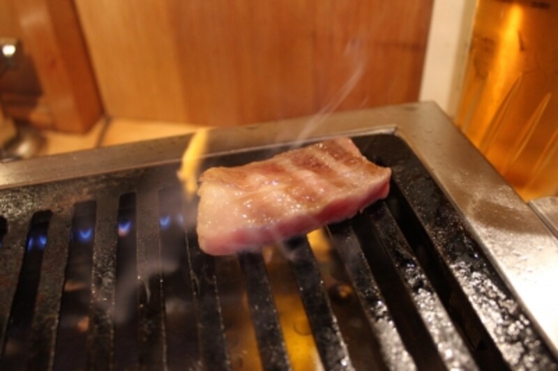 火が上がるサーロイン