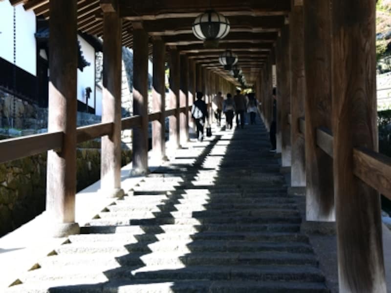 登廊は、約400段の石段が続く