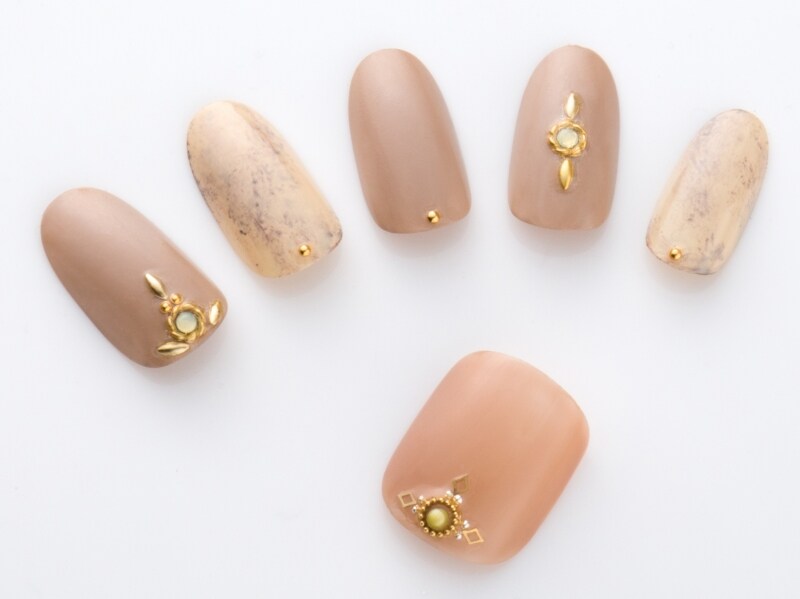 さりげない天然石柄でトレンドを指先に