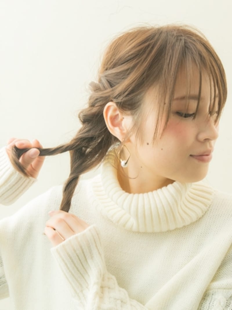 なるべく首から離れないように