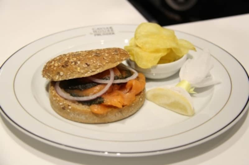 さすが銀座、というようなサーモンのサンドイッチ