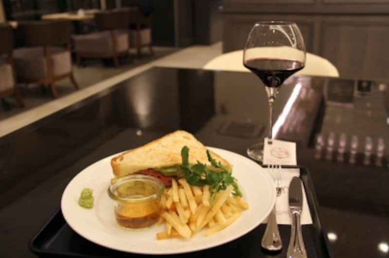 ワインと和牛ロースとビーフが食べられる