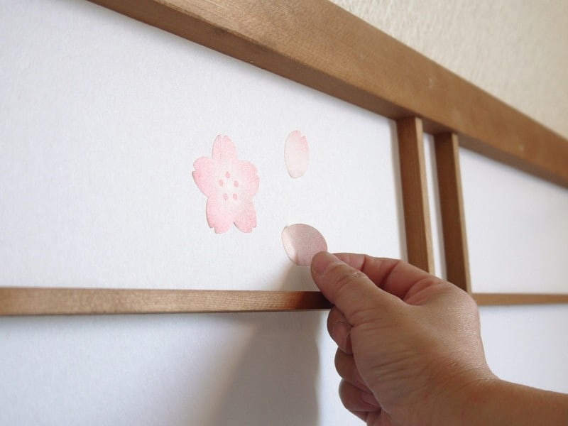 障子の部分補修：遊び心で貼ることを楽しみましょう