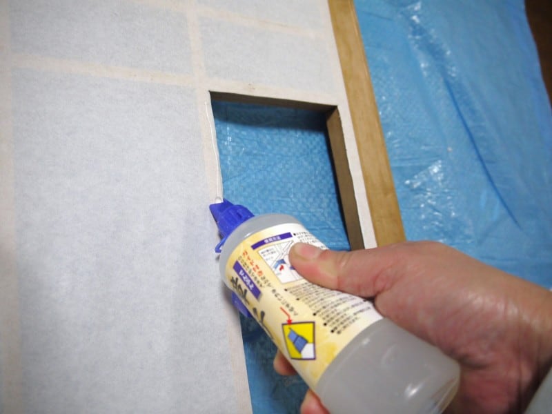 障子の部分補修：桟の障子紙の上からのりを付けます