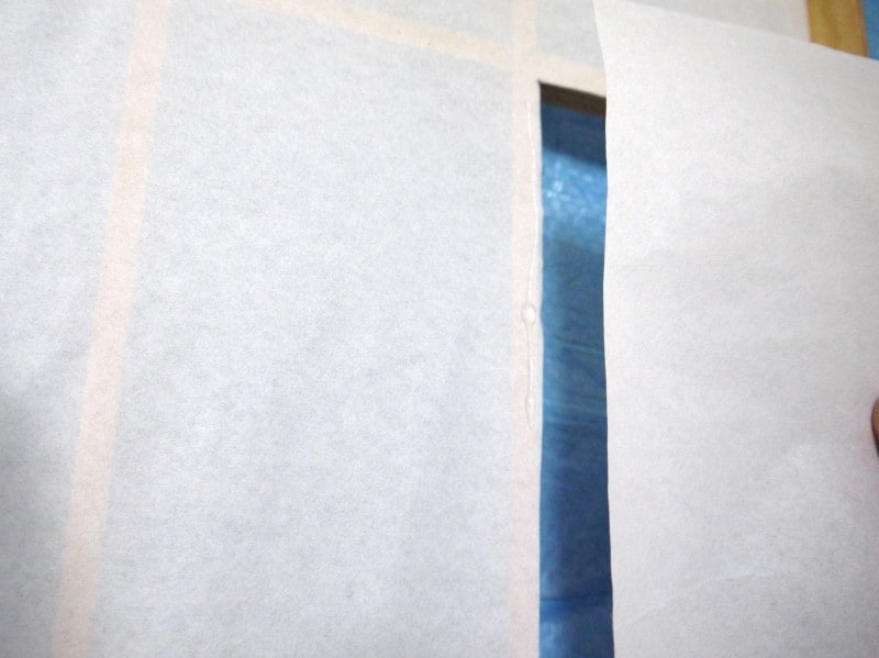 障子の部分補修：優しく指でなでつけます