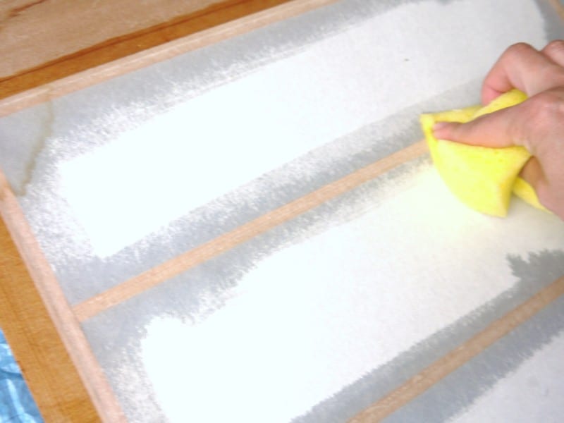 障子の張替え：様子をみながら水を含ませていきます