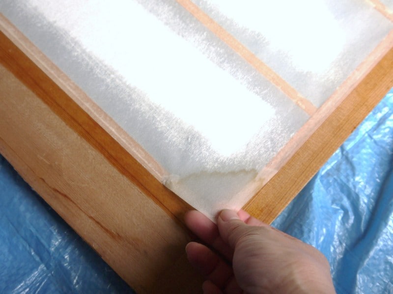 障子の張替え：角の2カ所から剥がしていきます