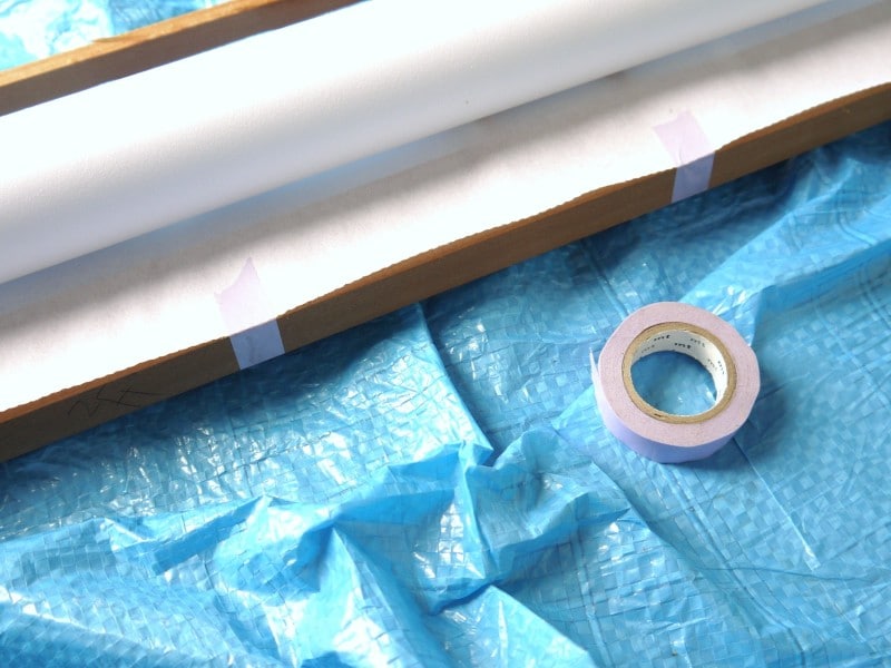 障子の張替え：マスキングテープで仮止め