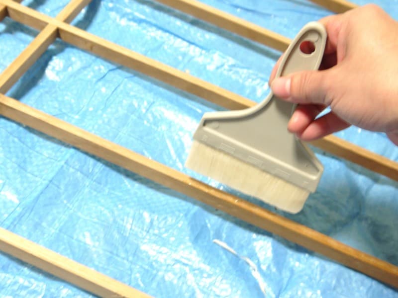 障子の張替え：のりを置いていくようなイメージで