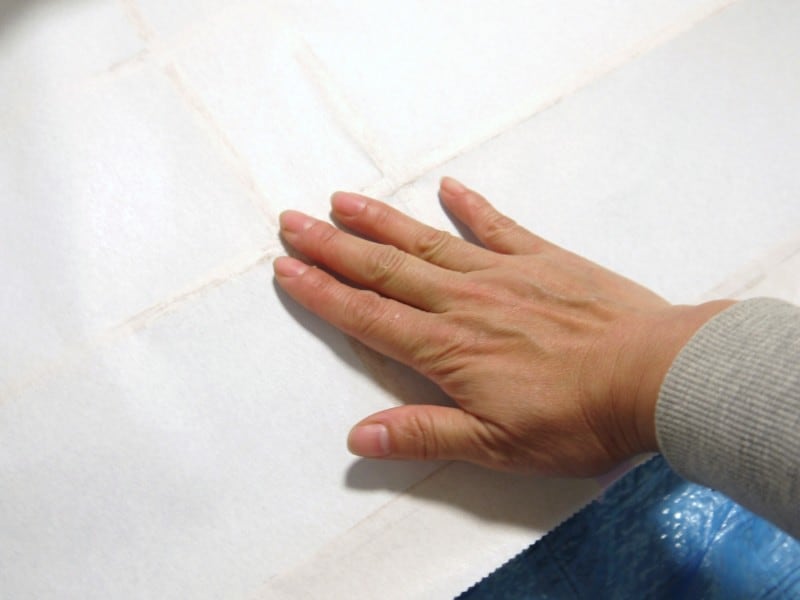 障子の張替え：指でさっとなでるようにします