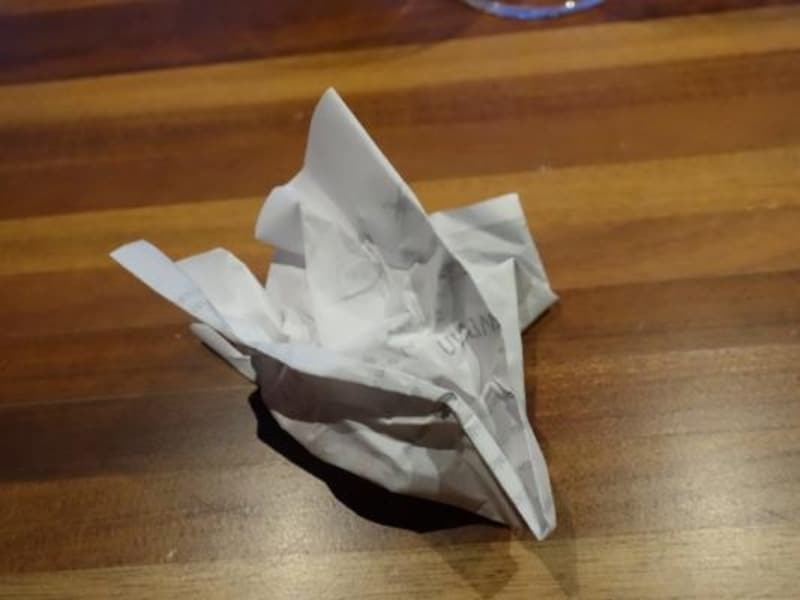 メニュー。クシャッと丸められて、テーブルにポンッ。それは「自然に従う」という彼の哲学の表現でもある