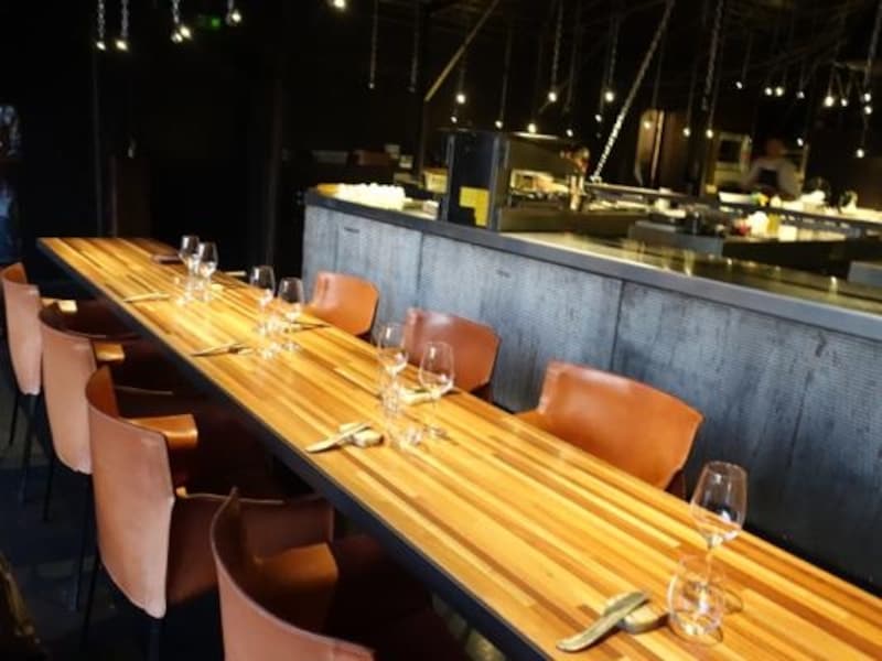 シェフズテーブル。キッチンの目の前で臨場感と出来立てが楽しめるスペシャルシート