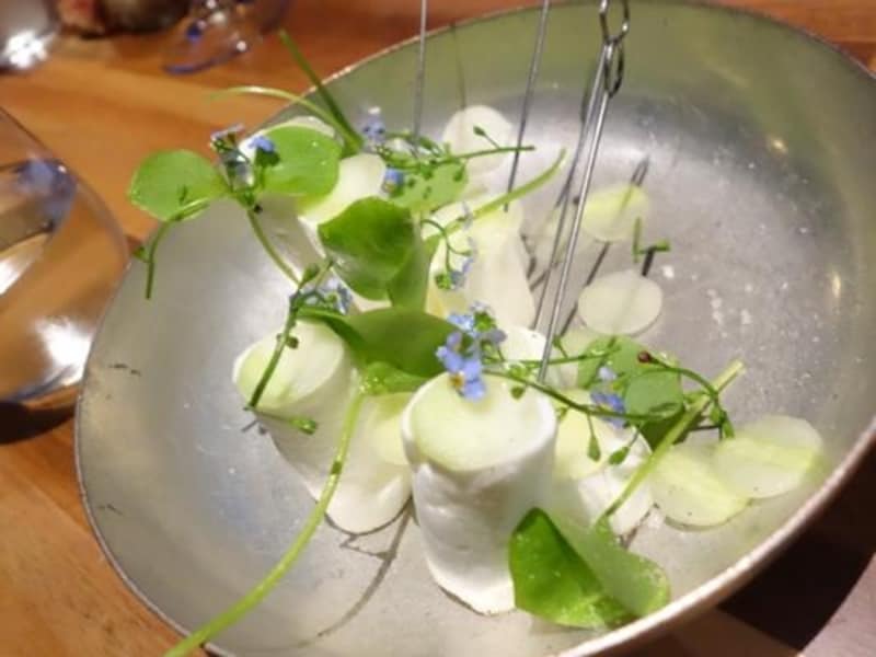 まるで池のよう。卵とメレンゲの前菜