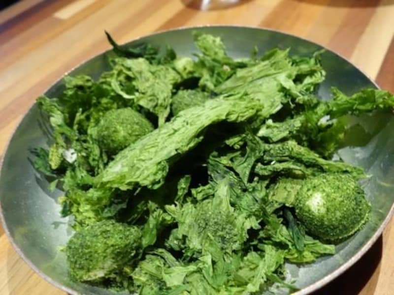 苔のような前菜、海草とハーブとお魚