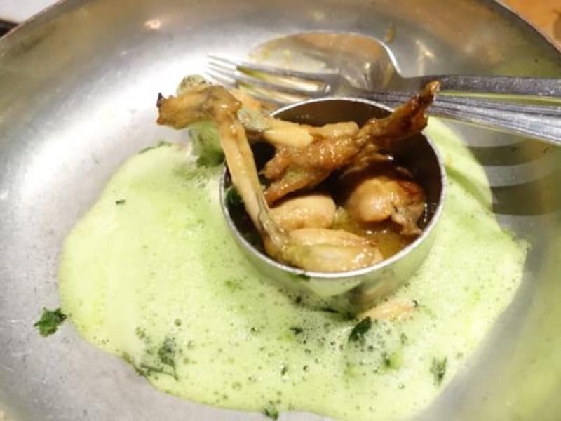 スペシャリテのひとつ「グルヌイエール」＝蛙のお料理