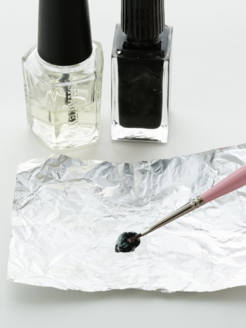 濃いブルーとトップコートを混ぜる