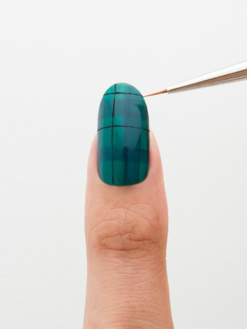 アクリル絵の具で細い線を入れる