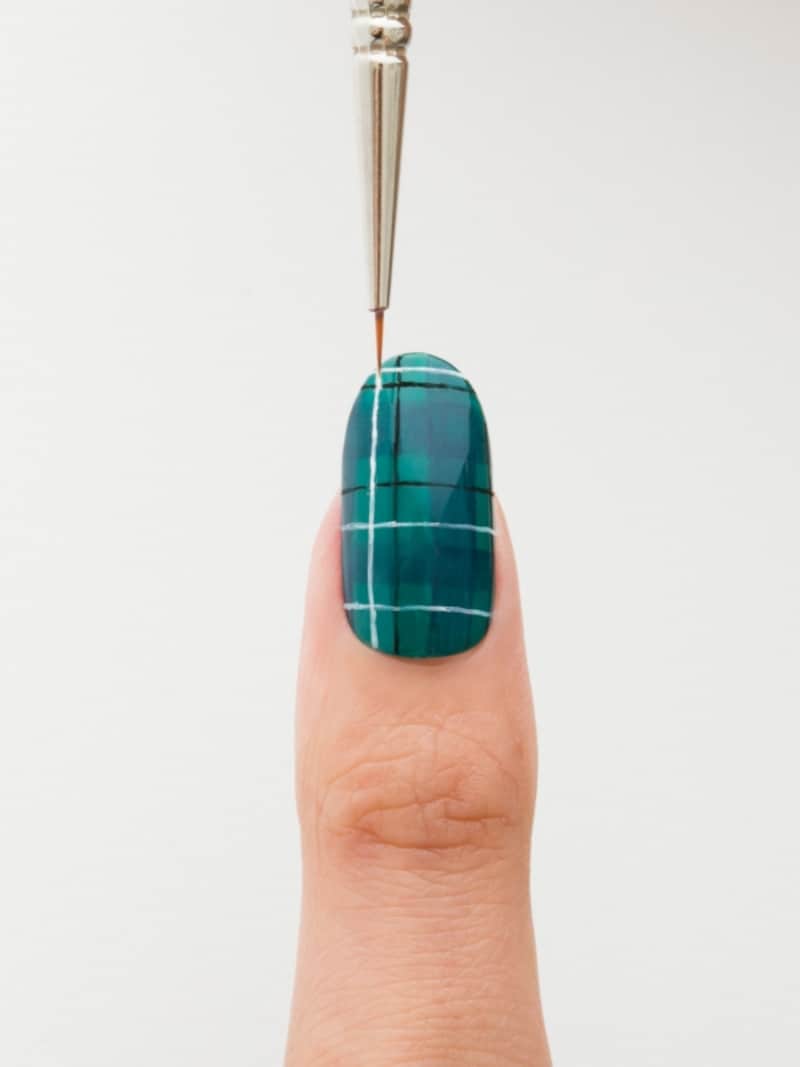 白で縦に1本、横に3本細い線を引く