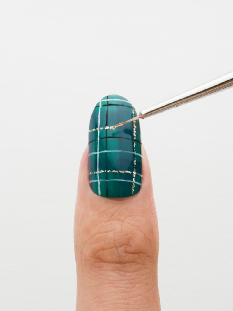 ゴールドとシルバーのラメで線を引く