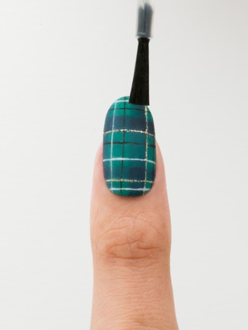 仕上げにトップコートを重ねたら完成！