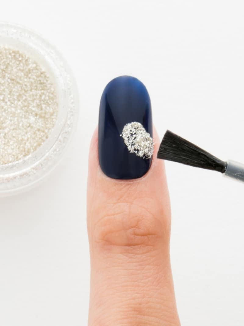 できるだけ細かいラメのほうがキレイに密着