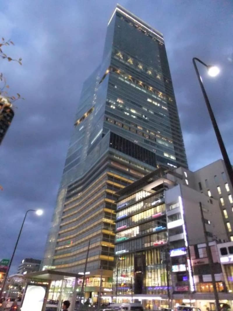 あべの筋から見上げるあべのハルカス(1)