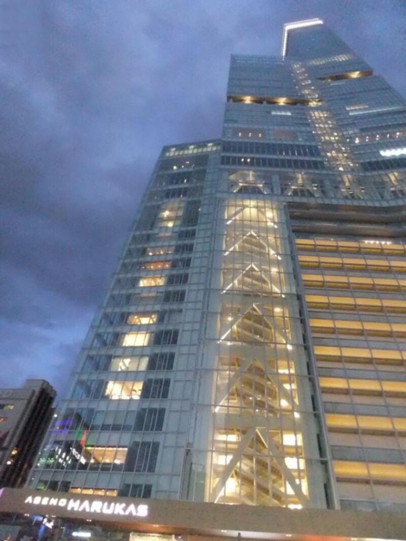 あべの筋から見上げるあべのハルカス(2)