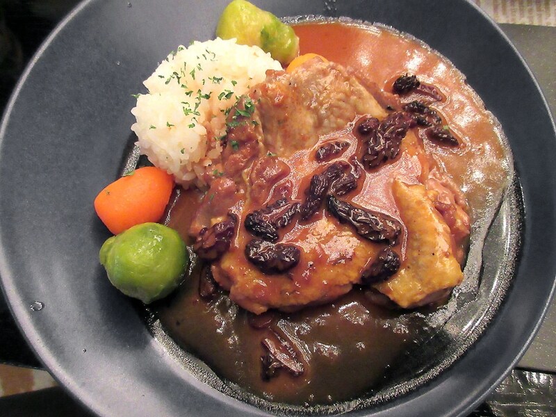 ホロホロ鳥のクリーム煮、モリーユ茸風味