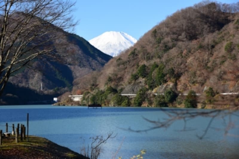 丹沢湖と富士山