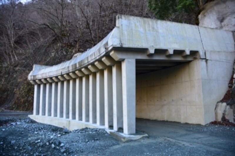 ギリシャの神殿みたいな覆道